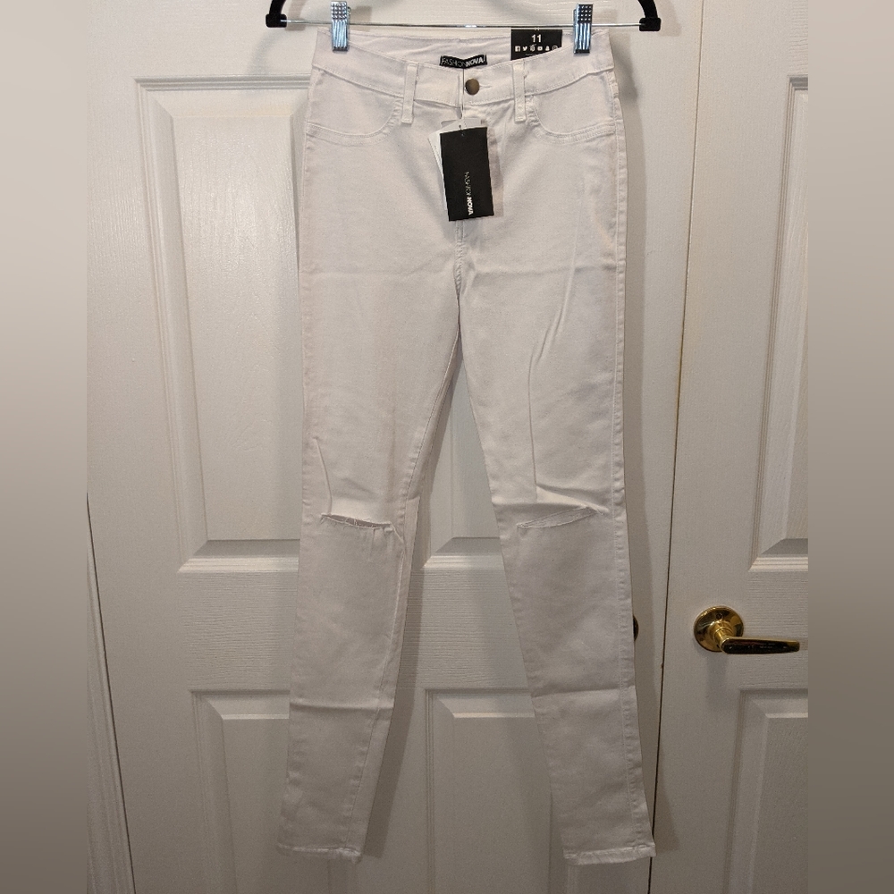 NWT. Fashion Nova White Jeans Size 11